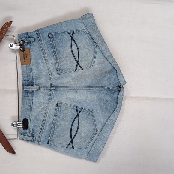 Abercrombie Light Wash Cuffed Denim Shorts Size 2 - Picture 4 of 5